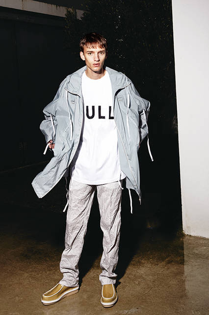 地図にない土地で放浪の旅をするひとりの男が今季のテーマ。超軽量のナイロンパーカや“PULL”のメッセージがプリントされたTシャツは、コードを引っ張ることでシルエットやフォルムが変わる、パラシュートのようなディテールがポイントだ。
<br><br>
パーカ16万9560円　※2月中旬入荷予定、Tシャツ2万3760円、パンツ、シューズは参考商品／ケンゾー〈阪急メンズ大阪2階『ガラージュ D.エディット』〉〈阪急メンズ東京4階〉
