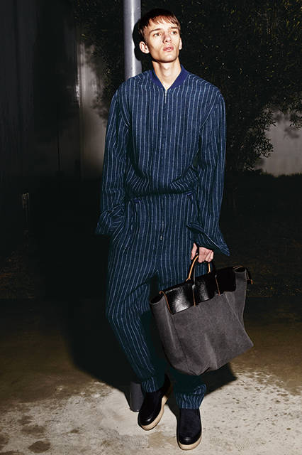 アメリカン・スポーツウェアの基本概念を再構築した、今季のコレクション。そのなかでも注目度が高かったのが、カジュアルアイテムであるボイラースーツをクールで洗練させた一着。ドレープでレザーに変化をつけた新作バッグとの相性も抜群。 <br><br> オールインワン18万1440円(阪急メンズ限定)、シューズ7万200円、バッグ15万6600円　※バッグは阪急メンズ東京のみ展開／3.1 フィリップ リム〈阪急メンズ大阪2階『ガラージュ D.エディット』〉〈阪急メンズ東京4階〉