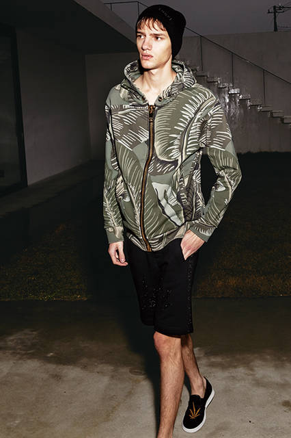 ゴールドのビッグジップパーカとヘンプのグリッタープリントが印象的なショーツは、カリフォルニアのスケーター界のスピリットが反映されたデザイン。ロサンゼルスのヴェニスビーチやマンハッタンビーチの独特な世界観が表現されたブランド。
<br><br>
パーカ7万9920円、ショートパンツ3万9960円、シューズ4万8600円、キャップ1万2960円／パーム・エンジェルス〈阪急メンズ東京4階『ガラージュ D.エディット』〉
