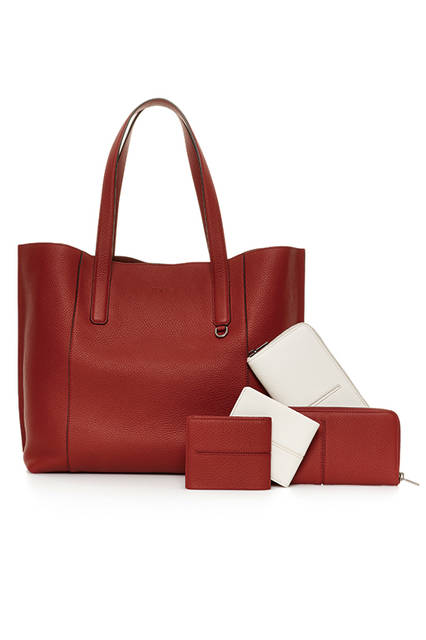 <strong>
日本限定アイテムやレザーの名品と
出会える「トッズ」のポップアップショップ</strong>
<br><br>
バッグ、シューズで多くのファンを持つ、イタリアブランド「トッズ」から2016年春夏最新コレクションを取り揃えたポップアップショップが登場。日本限定のトートバッグ"ペーパーバッグ"や、クラフツマンシップが際立つ革小物など、ギフトアイテムを展開。税込5万4000円以上お買上げのお客様には、スペシャルバレンタインギフトも用意される。
※数に限りがございますので、あらかじめ御了承くださいませ。
<br><br>
期間／2月3日(水)〜16日(火)　場所／阪急メンズ大阪1階 特設スペース
<br><br>
トートバッグ15万7680円／トッズ
<br><br>