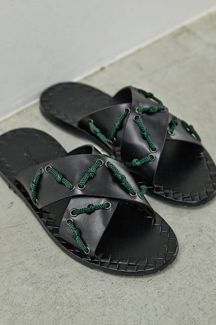 <strong>シューズにフォーカスした最新コレクションが集結
</strong>
<br><br>
イタリアのラグジュアリーブランド「ボッテガ・ヴェネタ」より、シューズにフォーカスしたイベントを開催。ブランドが誇るクラフツマンシップと、デザイン性の高いモダンな感性が融合したシューズは、大人の足元を華やかに飾る。写真のアイテムはレザーとストラップにノット(結び目)を施した、 丸紐の組み合わせが新鮮なクロスストラップタイプのサンダル。ソールには立体的な切り込みを入れ、「ボッテガ・ヴェネタ」のアイコンであるイントレチャートを連想させるテクニックが見られる。
<br><br>
期間／2月24日(水)〜3月1日(火)　場所／阪急メンズ東京1階 イベントスペース
<br><br>
サンダル7万1280円／ボッテガ・ヴェネタ
<br><br>