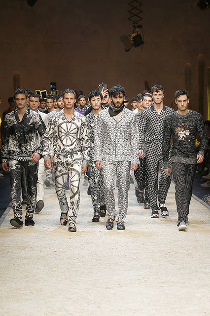 Dolce&Gabbana_man_fashion_show_fw17_runway-(finale-3)