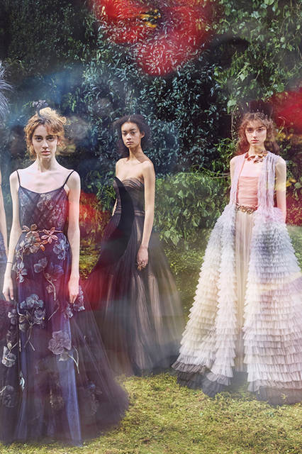 Dior-Haute-Couture-SS17_Group-shot-©-Tierney-Gearon-for-Dior PHOTO:TIERNEY GEARON for DIOR<br><br> <a href="/series-tag/2017-ss-hautecouture-collection-women" class="link_underline">2017年春夏オートクチュールコレクション</a><br><br> <a href="/gallery/1527951" class="link_underline">セレブスナップはこちら</a>