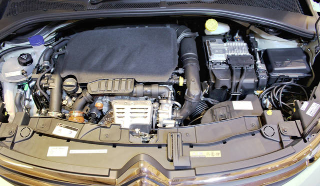 Citroen C3 Shine|シトロエン C3 シャイン 008 全モデルに搭載される1.2リッター直列3気筒ピュアテック エンジンは、最高出力81 kW(110 ps)/5,500 rpm、最大トルク205 Nm(20.1 kgm)/1,500 rpmを発揮する
