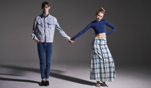 「ケミカルウォッシュのジージャンと、クリーンなウォッシュのジーンズで、ブルーのコントラストを試してみました。シャツを着るような感覚できちんとジージャンを着ているのがポイントです。ウィメンズはタイトなトップスと、ゆるっとしたオンブレチェックのシャツスカート、足元はビーサンでラフに。グランジが持つ楽さを演出してみました」（左）ジャケット5万6000円、デニムパンツ2万7000円（ともにディーゼル ブラック ゴールド）（右）カットソー1万6800円、スカート2万7000円（ともにディーゼル ブラック ゴールド）その他スタイリスト私物