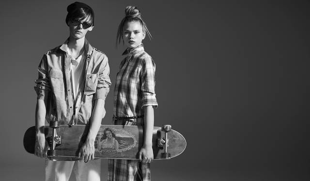 「シャツの袖をまくり上げ、フロントからインナーを見せてレイヤード感を出したラフでグランジな着こなしをイメージしました。ウィメンズは、オンブレチェックのシャツワンピースをさらりと1枚で。襟を立てているのがポイントです」（左）Tシャツ1万3800円、シャツ4万4000円、デニムパンツ2万7000円（すべてディーゼル ブラック ゴールド）（右）シャツワンピース3万2000円（ディーゼル ブラック ゴールド）、ベルト8800円（ディーゼル）その他スタイリスト私物