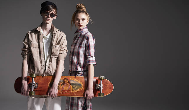 「シャツの袖をまくり上げ、フロントからインナーを見せてレイヤード感を出したラフでグランジな着こなしをイメージしました。ウィメンズは、オンブレチェックのシャツワンピースをさらりと1枚で。襟を立てているのがポイントです」（左）Tシャツ1万3800円、シャツ4万4000円、デニムパンツ2万7000円（すべてディーゼル ブラック ゴールド）（右）シャツワンピース3万2000円（ディーゼル ブラック ゴールド）、ベルト8800円（ディーゼル）その他スタイリスト私物