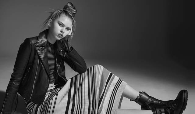 「レトロな配色のマルチボーダーが印象的なニットスカートは90's感満載。そのゆるっとしたシルエットを、レザーのライダースとブーツでハードに仕上げています」ジャケット17万9000円、カットソー1万6800円、スカート5万6000円、ブーツ7万5000円（すべてディーゼル ブラック ゴールド）その他スタイリスト私物