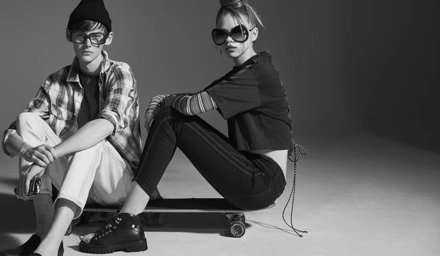 「色褪せたネイビーのTシャツにオンブレチェックのシャツ。クラッシュ感のあるケミカルウォッシュのジーンズでリラックス感のある着こなしに。ウィメンズは、ボーダーのロンTをミドリフ丈のショートトップスにレイヤード。アスレチックで軽快な装いです」（左）Tシャツ1万3800円、シャツ3万5000円、デニムパンツ4万6000円（すべてディーゼル ブラック ゴールド）、（右）下に着たTシャツ1万6800円、カットソー2万6000円、パンツ3万2000円（ディーゼル ブラック ゴールド 青山限定）、シューズ9万6000円（すべてディーゼル ブラック ゴールド）その他スタイリスト私物