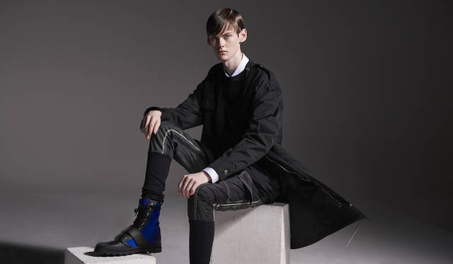 「パリッとしたハリのあるコートをメインにしたコーディネート。これだけ見るとハードですが、それをワイルドに着こなすのではなく、白シャツ×クルーネックのカットソーで制服のようなきちんと感を出しているのがポイントです」コート9万6000円、シャツ2万7000円、カットソー2万7000円、パンツ4万4000円、ブーツ7万2000円（すべてディーゼル ブラック ゴールド）