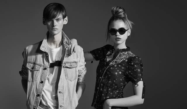 「大胆なプリントTシャツをハードウォッシュのジージャンと合わせたシンプルなスタイリング。ロックミュージシャンのように袖をたくし上げて着こなして。ウィメンズは、シースルーの小花柄ブラウス。ボディフィットで70'sなフィーリング。グランジを意識して、袖のリボンはあえて外して雑さを出して」（左）Tシャツ1万3800円、デニムジャケット6万3000円（ともにディーゼル ブラック ゴールド）（右）ブラウス5万2000円（ディーゼル ブラック ゴールド）その他スタイリスト私物