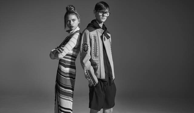 「ブルーの濃淡が爽やかな組み合わせです。ウィメンズはシャツワンピースの上にボーダーカットソーとニットワンピースを重ねたトリプルレイヤード。メンズは革ジャン、パーカに短パンと、グランジ映画『シングルス』のマット・ディロンのイメージで」（左）シャツワンピース3万5000円、カットソー1万6800円、ニットワンピース8万2000円（すべてディーゼル ブラック ゴールド）（右）ジャケット25万9000円、パーカ4万9000円、パンツ3万2000円（すべてディーゼル ブラック ゴールド）その他スタイリスト私物