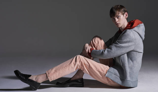 「Tシャツにウィンドブレーカーと霜降りグレイッシュなパーカを羽織り、素足にローファーという優等生ルック。全体的に淡いトーンでまとめているため、ぼんやり防止のヴィヴィッドなオレンジがポイントです」スウェットパーカ4万4000円、下に着たジャケット4万8000円、パンツ3万5000円（すべてディーゼル ブラック ゴールド）その他スタイリスト私物