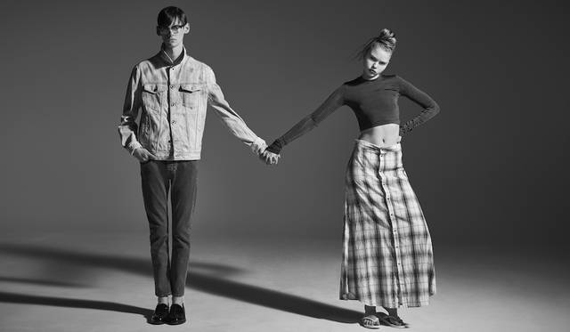 「ケミカルウォッシュのジージャンと、クリーンなウォッシュのジーンズで、ブルーのコントラストを試してみました。シャツを着るような感覚できちんとジージャンを着ているのがポイントです。ウィメンズはタイトなトップスと、ゆるっとしたオンブレチェックのシャツスカート、足元はビーサンでラフに。グランジが持つ楽さを演出してみました」（左）ジャケット5万6000円、デニムパンツ2万7000円（ともにディーゼル ブラック ゴールド）（右）カットソー1万6800円、スカート2万7000円（ともにディーゼル ブラック ゴールド）その他スタイリスト私物