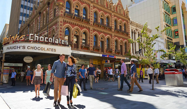 Shopping at Rundle Mall, Adelaide, SA<br>
© South Australian Tourism Commission

