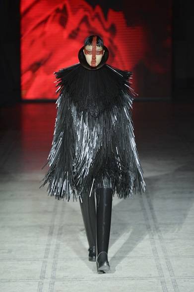 新品未使用ガレスピューレイヤードシルクチェッカーストールGARETH PUGH gareth_pugh_aw15_002.jpg