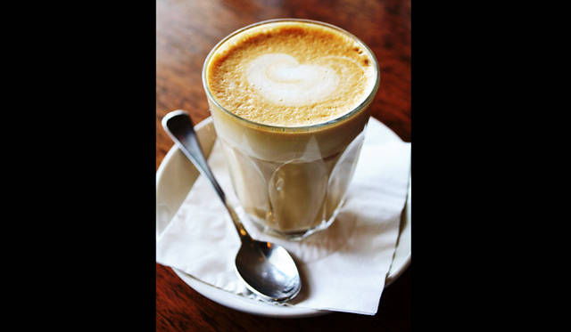 23 <br />
<a href="/article/923448/2" class="link_underline"><strong>ザ・グース・ビーチ・バー+キッチン</strong></a>のカフェラテ。濃い目のコクがあるビターなエスプレッソにクリーミーなミルクフォームのバランスが最高! 今回の旅のマイベストコーヒーになった