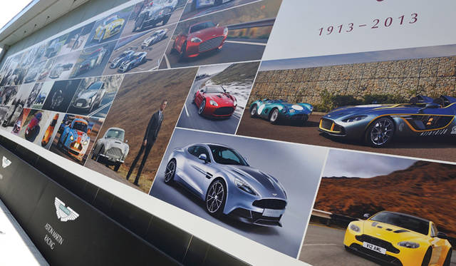 05astonmartin_Q_factory アストンマーティンの歴史を俯瞰できるパネル