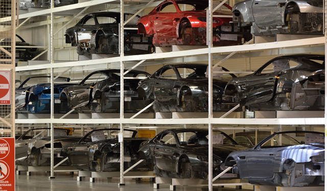 11astonmartin_Q_factory アストンマーティンのファクトリー内部