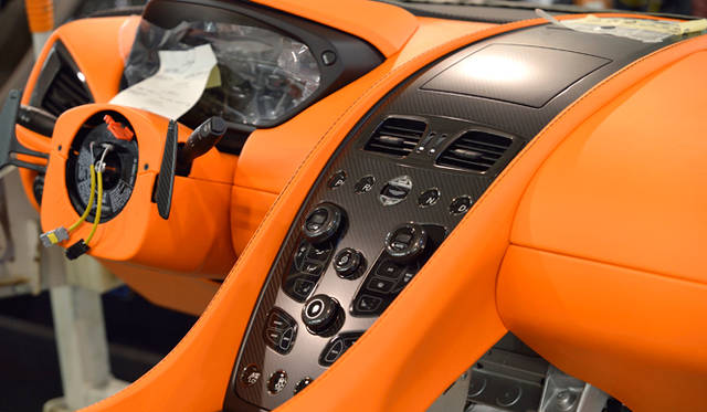22astonmartin_Q_factory アストンマーティンのファクトリー内部