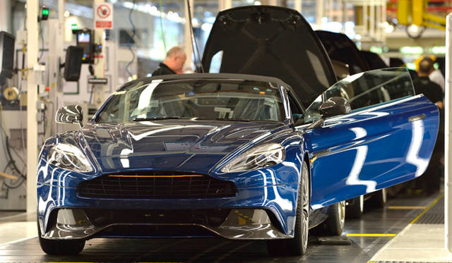 28astonmartin_Q_factory アストンマーティンのファクトリー内部ボディ工程