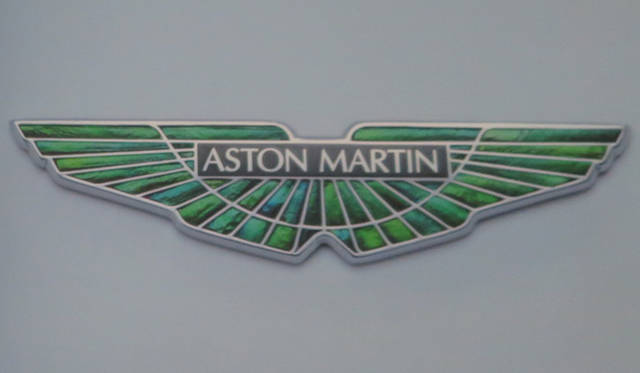 Q by Aston Martin & Aston Martin Works|Q バイ アストンマーティン & アストンマーティン ワークス スカラブの羽で作られたプラック