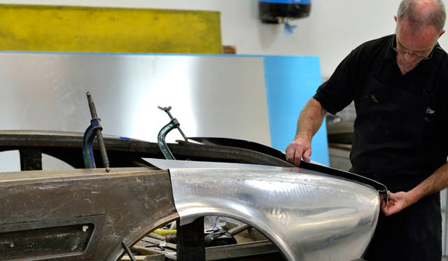54astonmartin_works フルレストアをおこなう工場