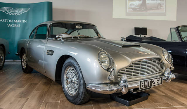 Q by Aston Martin & Aston Martin Works|Q バイ アストンマーティン & アストンマーティン ワークス 壁にはジェイムズ・ボンドが投影されている