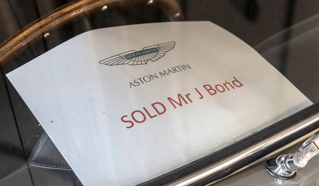 Q by Aston Martin & Aston Martin Works|Q バイ アストンマーティン & アストンマーティン ワークス 洒落っ気が利いた「売却ずみ」の表示