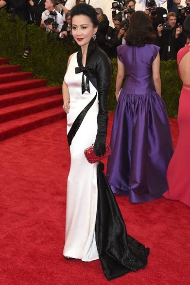 "China: Through The Looking Glass" Costume Institute Benefit Gala - Arrivals ドレス:エルザ・スキャパレリ<br />
クラッチ:ロジェ ヴィヴィエ