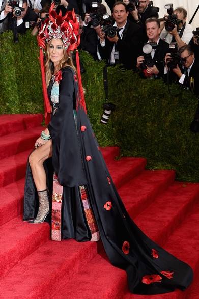 "China: Through The Looking Glass" Costume Institute Benefit Gala ヘッドピース:フィリップ・トリーシー
<br />
ドレス:H&M