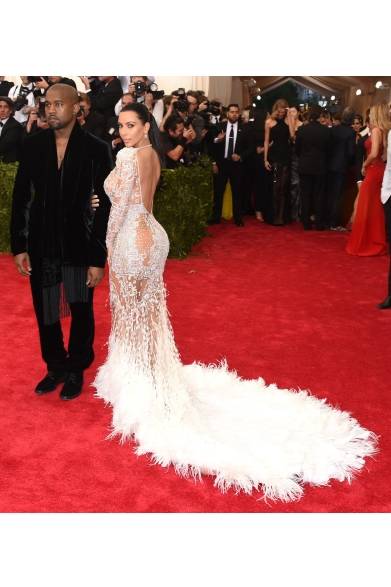 38 On Kanye West<br />
スーツ:ロベルト カヴァリ<br />
On Kim Kardashian<br />
ドレス:ロベルト カヴァリ<br />イヤリング:Lorraine Schwartz