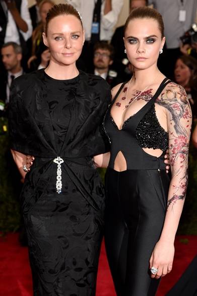 "China: Through The Looking Glass" Costume Institute Benefit Gala - Arrivals すべてのアイテム(2人とも):ステラ マッカートニー