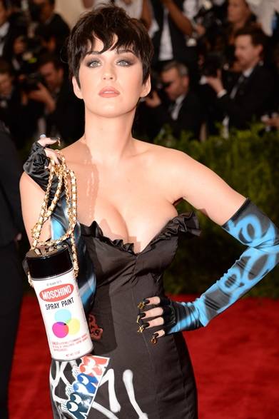 "China: Through The Looking Glass" Costume Institute Benefit Gala ドレス&クラッチ:モスキーノ