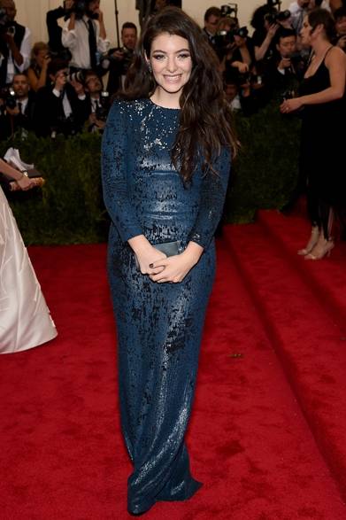 "China: Through The Looking Glass" Costume Institute Benefit Gala - Arrivals ドレス&クラッチ:カルバン・クライン コレクション