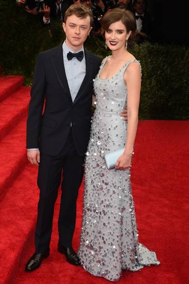 "China: Through The Looking Glass" Costume Institute Benefit Gala On Dane DeHaan<br />
タキシード:プラダ<br />On Anna Wood<br />
ドレス&クラッチ:プラダ