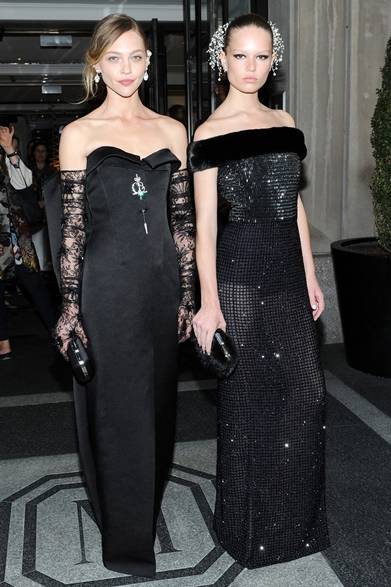 Met Gala 2015 Departures From The Mark Hotel - NYC On Sasha Pivovarova<br />
ドレス:バレンシアガ
