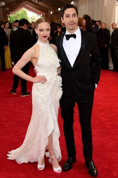"China: Through The Looking Glass" Costume Institute Benefit Gala - Arrivals 5月4日(月)、ニューヨークのメトロポリタン美術館(Met)が主催する毎年恒例のファッションイベント「Met Gala(メットガラ)」がおこなわれた。ファッションに大きな影響を与えてきたシノワズリ。中国の美学を貴重なコレクションを通じて探求する『China: Through the Looking Glass』展の開幕とともに、豪華なゲストたちがオリエンタル調なドレススタイルでレッドカーペットに登場した。なおこの展示は8月16日(日)まで開催中。<br /><br />
(左より)Amanda Seyfried & Justin Long|アマンダ・サイフリッド&ジャスティン・ロング<br /><br />
On Amada Seyfried<br />
ドレス:ジバンシィ バイ リカルド ティッシ<br />
On Justin Long<br />
タキシード::ジバンシィ バイ リカルド ティッシ