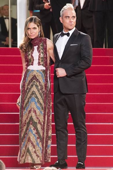 43 On Ayda Field<br />
ドレス:ヴァレンティノ クチュール<br />
On Robbie Williams
<br />タキシード:ヴァレンティノ <br />
『The Sea Of Trees』のプレミアにて