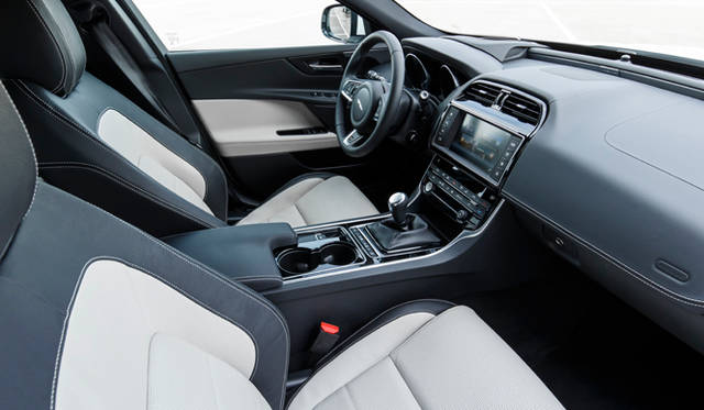 00308_jaguar_xe_180ps_diesel_r-sport Jaguar XE R-Sport|ジャガー XE R-スポーツ