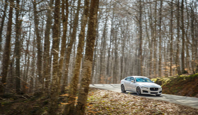 00305_jaguar_xe_240ps_s Jaguar XE S|ジャガー XE S