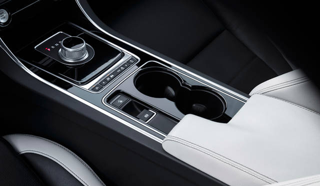 00316_jaguar_xe_240ps_s Jaguar XE S|ジャガー XE S