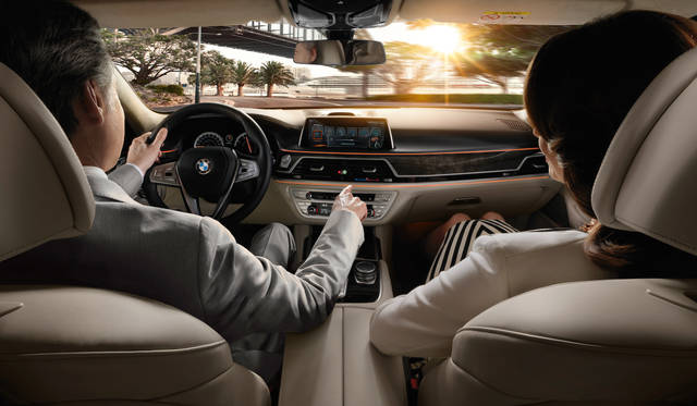 BMW 7 series|ビー・エム・ダブリュー 7シリーズ 016 手をかざして動作をするだけでiDriveを操作できるジェスチャ機能