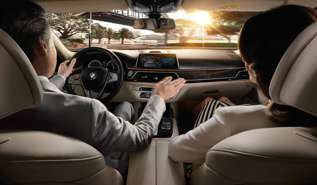 BMW 7 series|ビー・エム・ダブリュー 7シリーズ 017 手をかざして動作をするだけでiDriveを操作できるジェスチャ機能