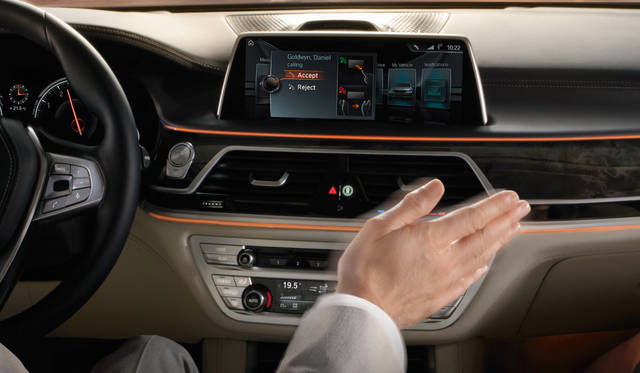 BMW 7 series|ビー・エム・ダブリュー 7シリーズ 018 手をかざして動作をするだけでiDriveを操作できるジェスチャ機能