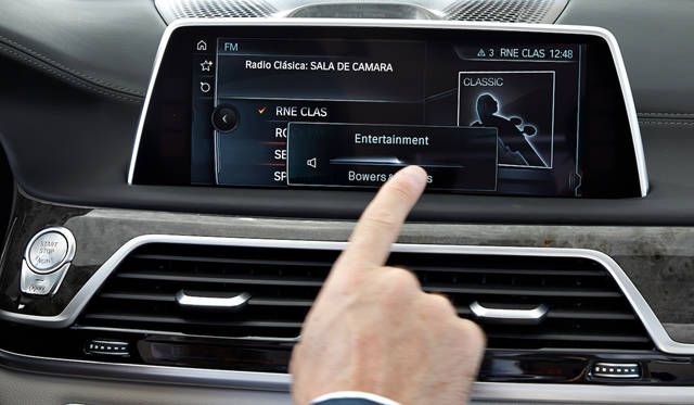 BMW 7 series|ビー・エム・ダブリュー 7シリーズ 019 ジェスチャー機能では、オーディオのボリュームなどが操作可能