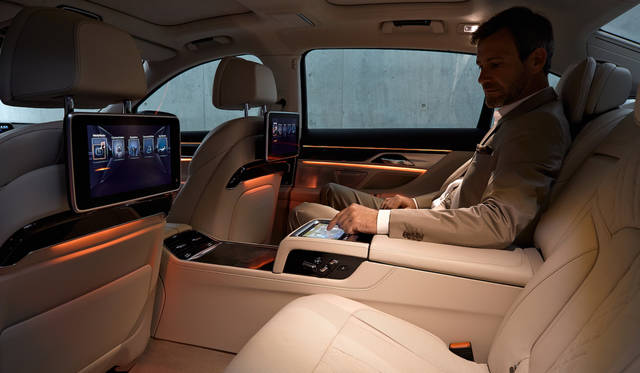 BMW 7 series|ビー・エム・ダブリュー 7シリーズ 022 エクスクルーシブ ラウンジパッケージのリアシートは、助手席後方にオットマンを備え、ほぼフラットに近い角度までシートを倒せる