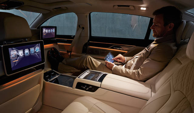 BMW 7 series|ビー・エム・ダブリュー 7シリーズ 023 エクスクルーシブ ラウンジパッケージのリアシートは、助手席後方にオットマンを備え、ほぼフラットに近い角度までシートを倒せる