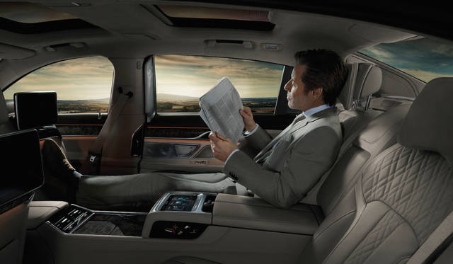 BMW 7 series|ビー・エム・ダブリュー 7シリーズ 024 エクスクルーシブ ラウンジパッケージのリアシートは、助手席後方にオットマンを備え、ほぼフラットに近い角度までシートを倒せる
