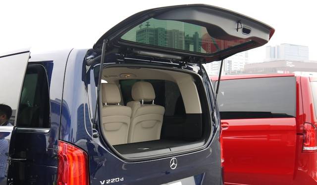 Mercedes-Benz V class|メルセデス・ベンツ V クラス 009 ガラスハッチのみをオープンする機構をそなえる